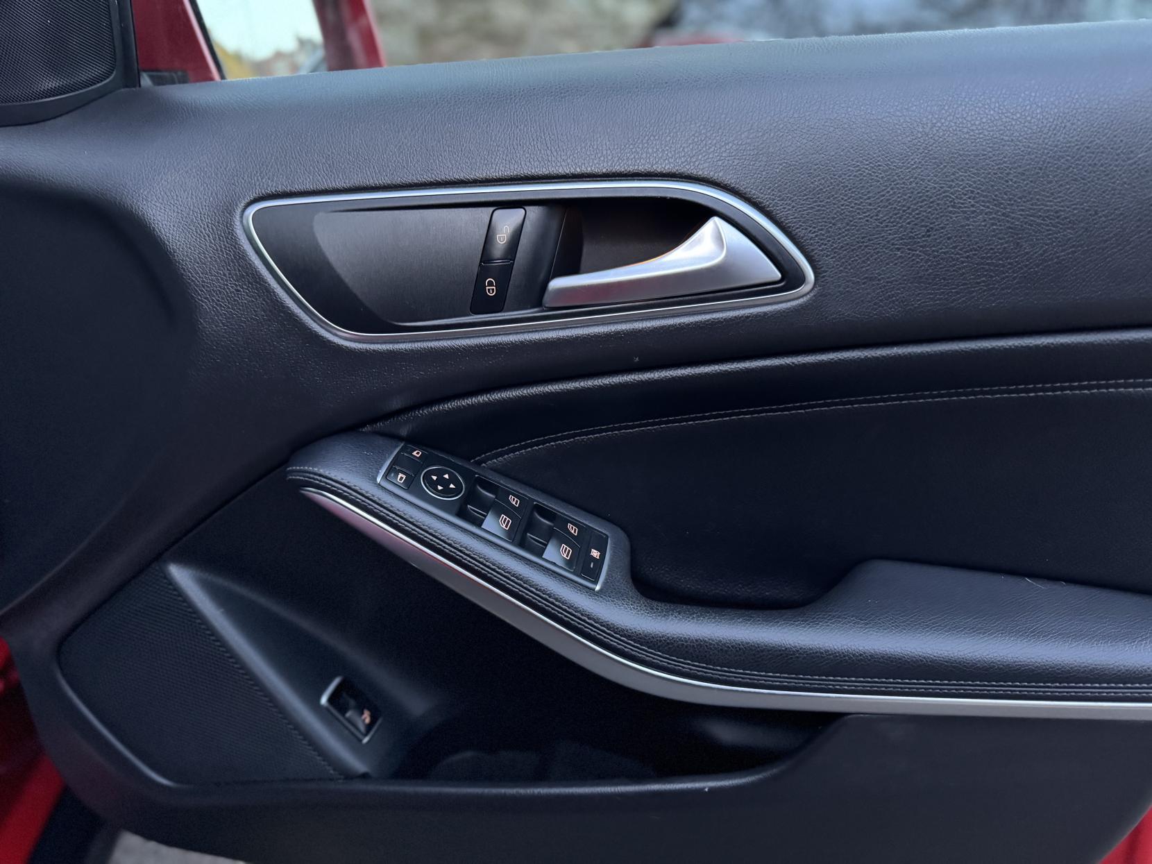 Mercedes-Benz GLA 1.6 GLA200 SE (Executive) SUV 5dr Petrol Manual Euro 6 (s/s) (156 ps)