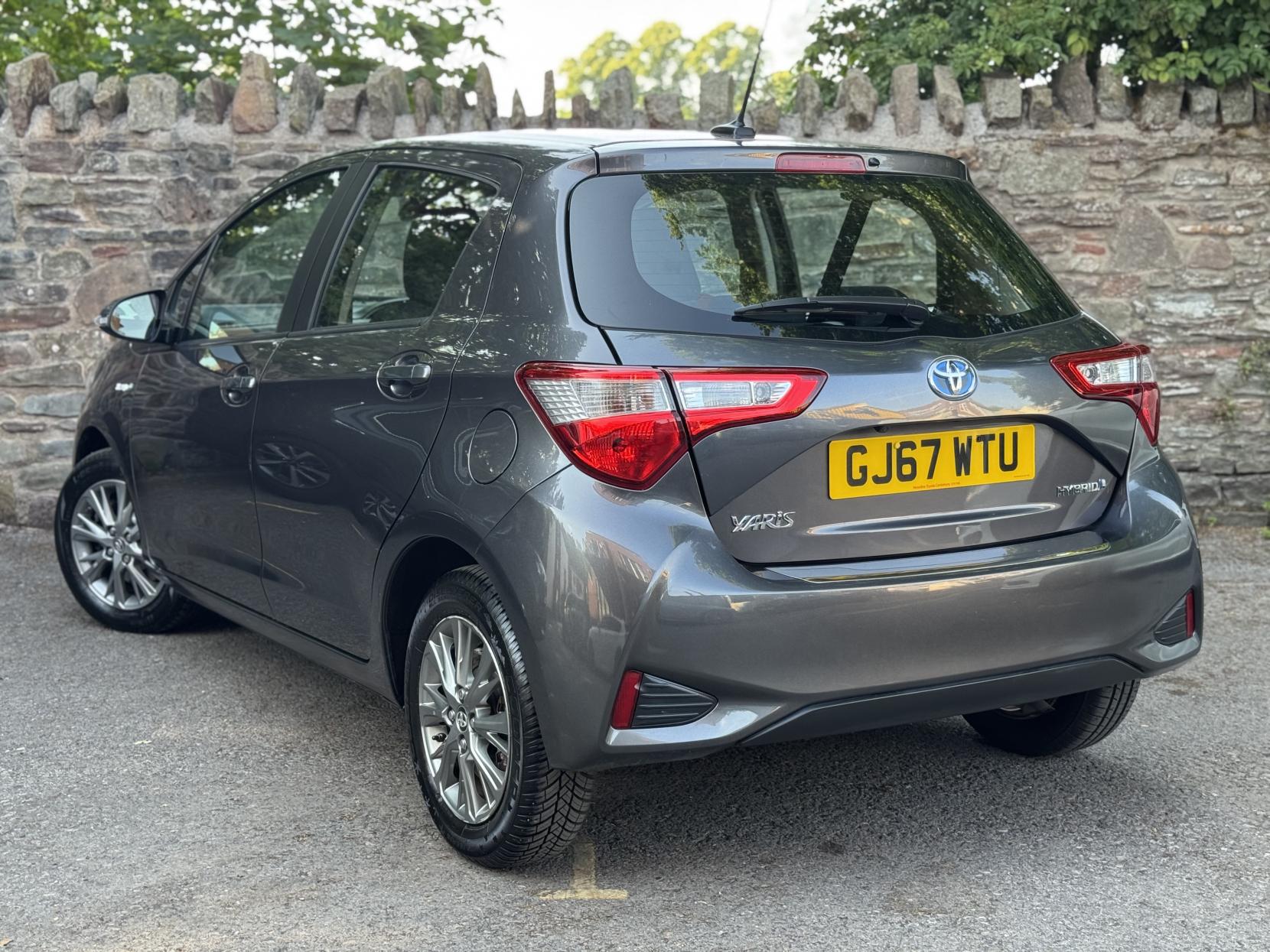 Toyota Yaris 1.5 VVT-h Icon Tech Hatchback 5dr Petrol Hybrid E-CVT Euro 6 (s/s) (100 ps)