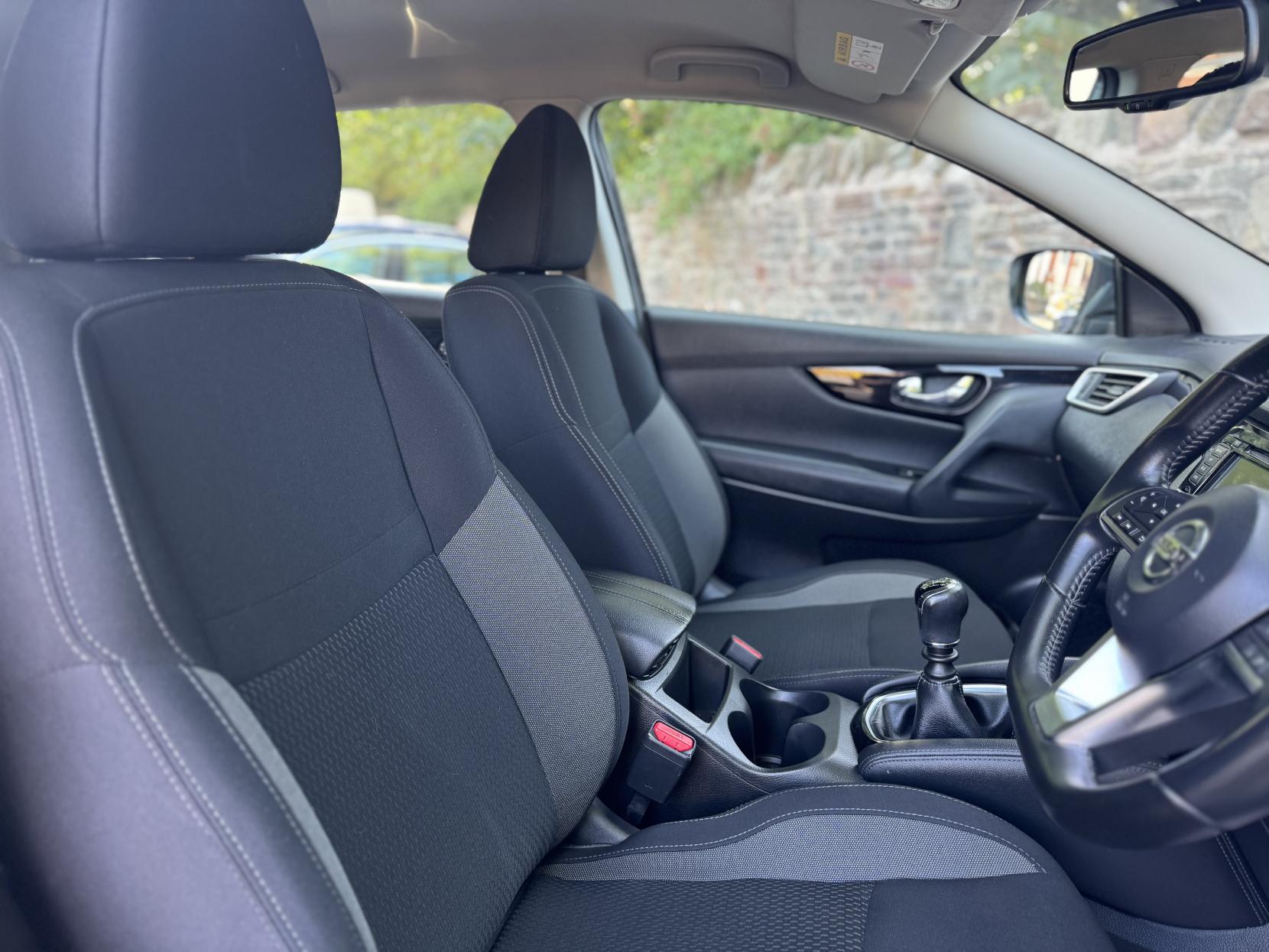 Nissan Qashqai 1.3 DIG-T Acenta Premium SUV 5dr Petrol Manual Euro 6 (s/s) (140 ps)