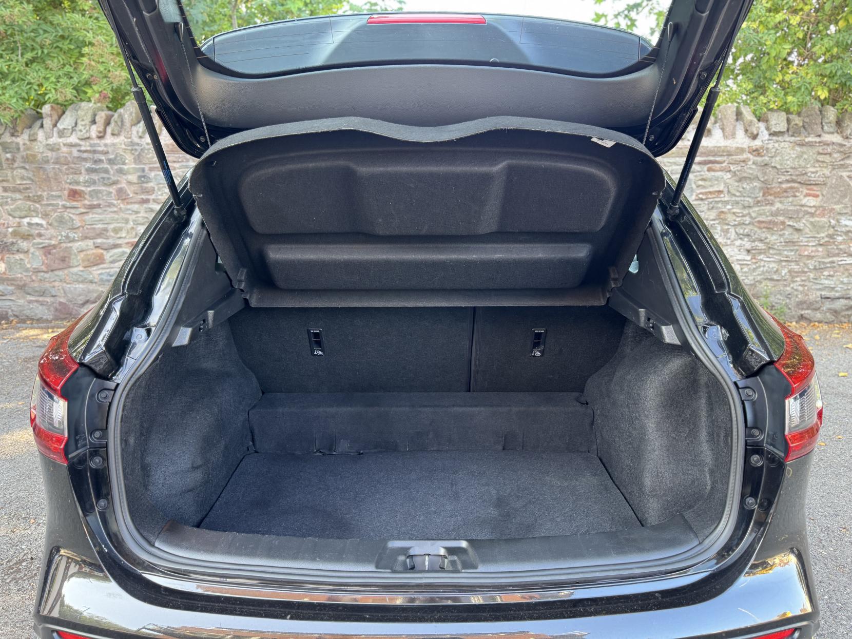 Nissan Qashqai 1.3 DIG-T Acenta Premium SUV 5dr Petrol Manual Euro 6 (s/s) (140 ps)