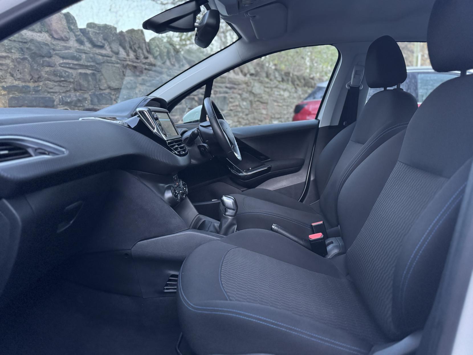 Peugeot 208 1.2 PureTech Signature Hatchback 5dr Petrol Manual Euro 6 (s/s) (82 ps)