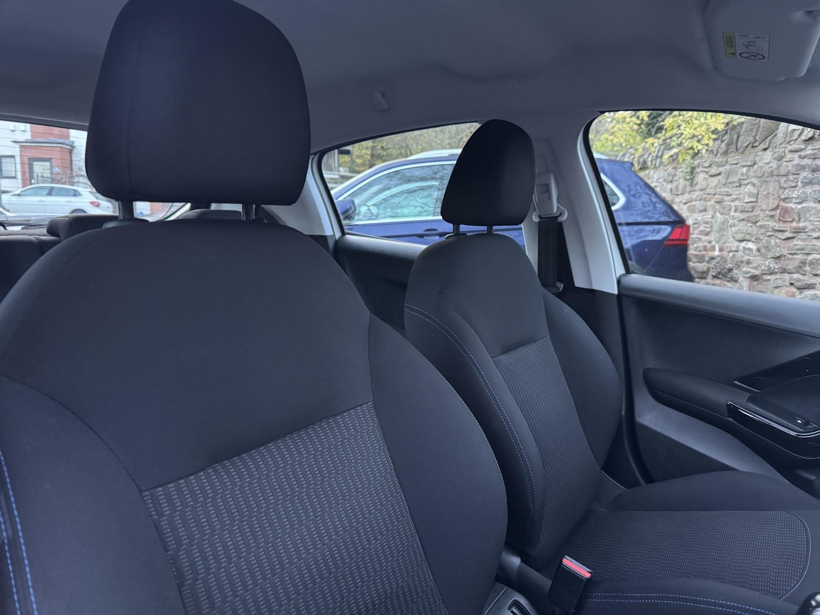 Peugeot 208 1.2 PureTech Signature Hatchback 5dr Petrol Manual Euro 6 (s/s) (82 ps)