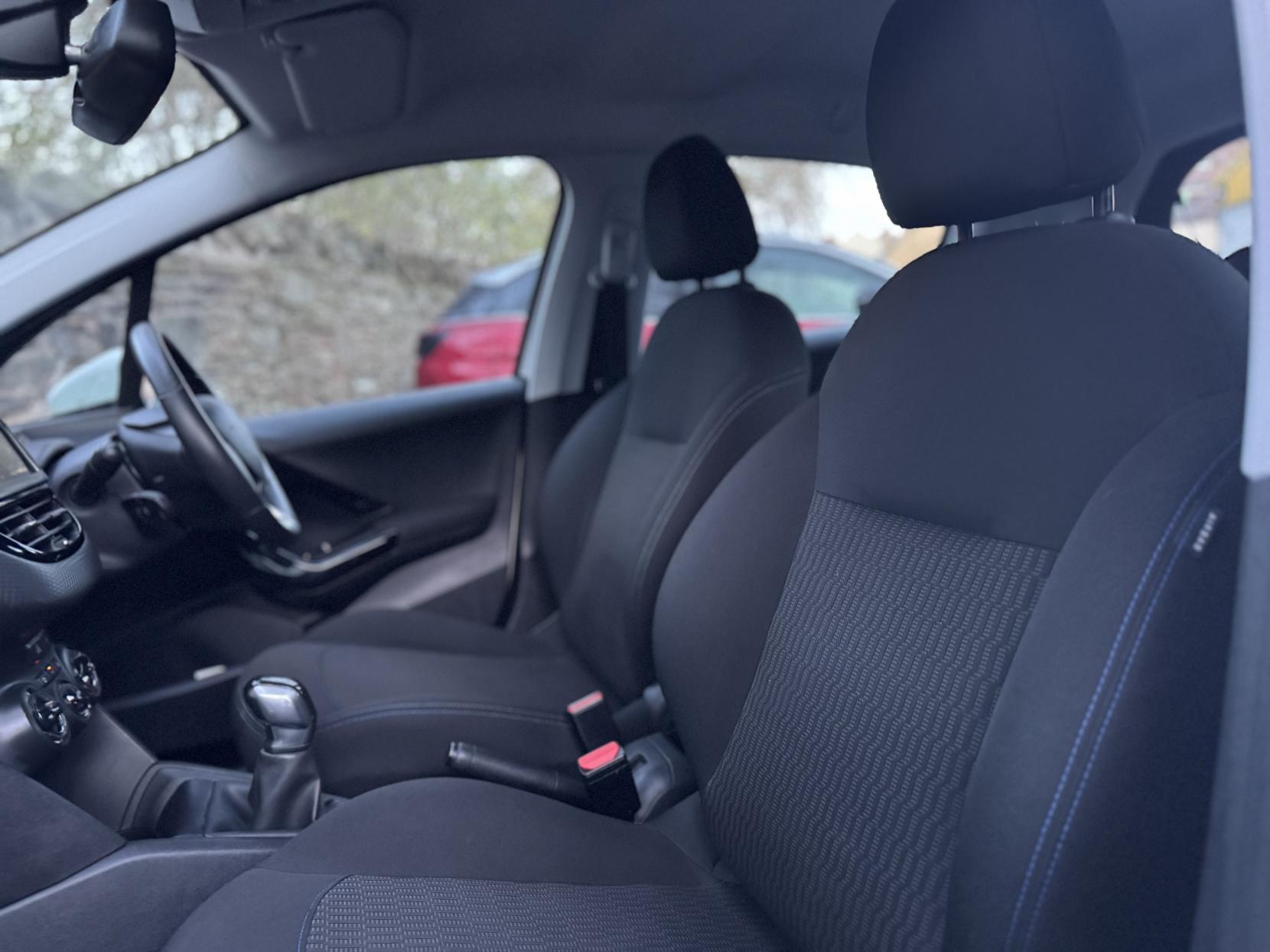 Peugeot 208 1.2 PureTech Signature Hatchback 5dr Petrol Manual Euro 6 (s/s) (82 ps)