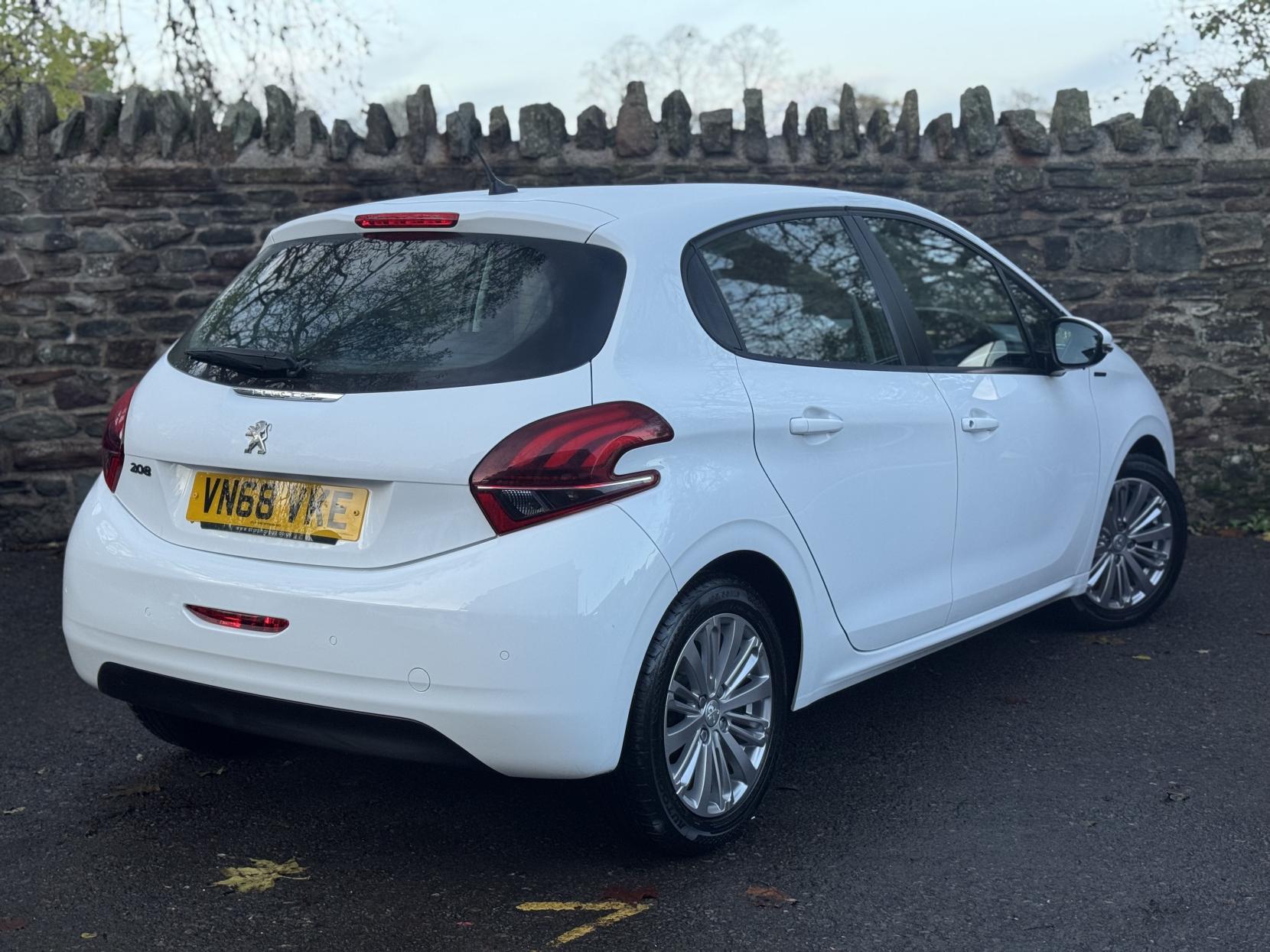 Peugeot 208 1.2 PureTech Signature Hatchback 5dr Petrol Manual Euro 6 (s/s) (82 ps)