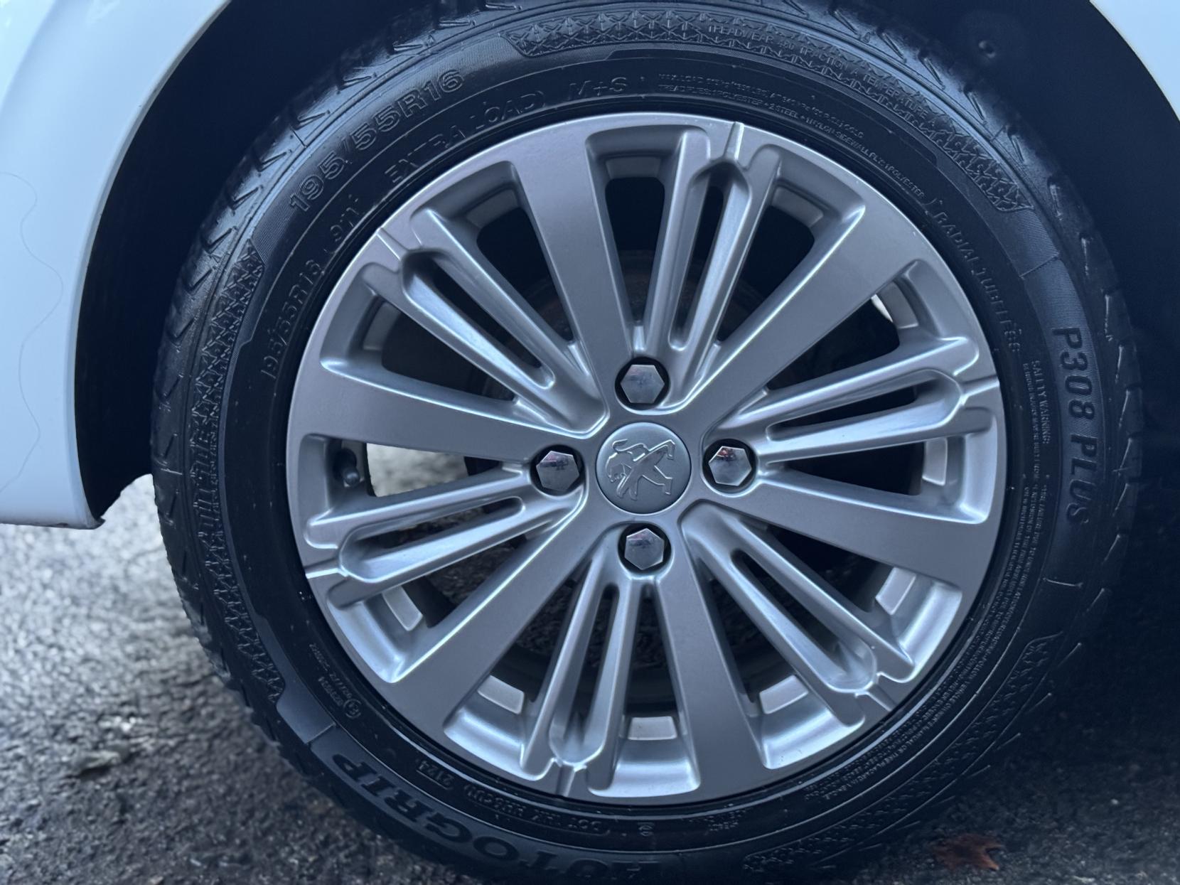 Peugeot 208 1.2 PureTech Signature Hatchback 5dr Petrol Manual Euro 6 (s/s) (82 ps)