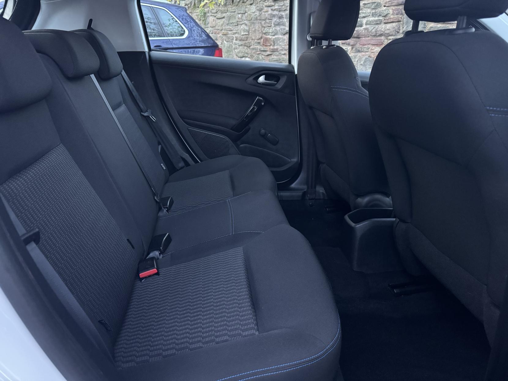 Peugeot 208 1.2 PureTech Signature Hatchback 5dr Petrol Manual Euro 6 (s/s) (82 ps)