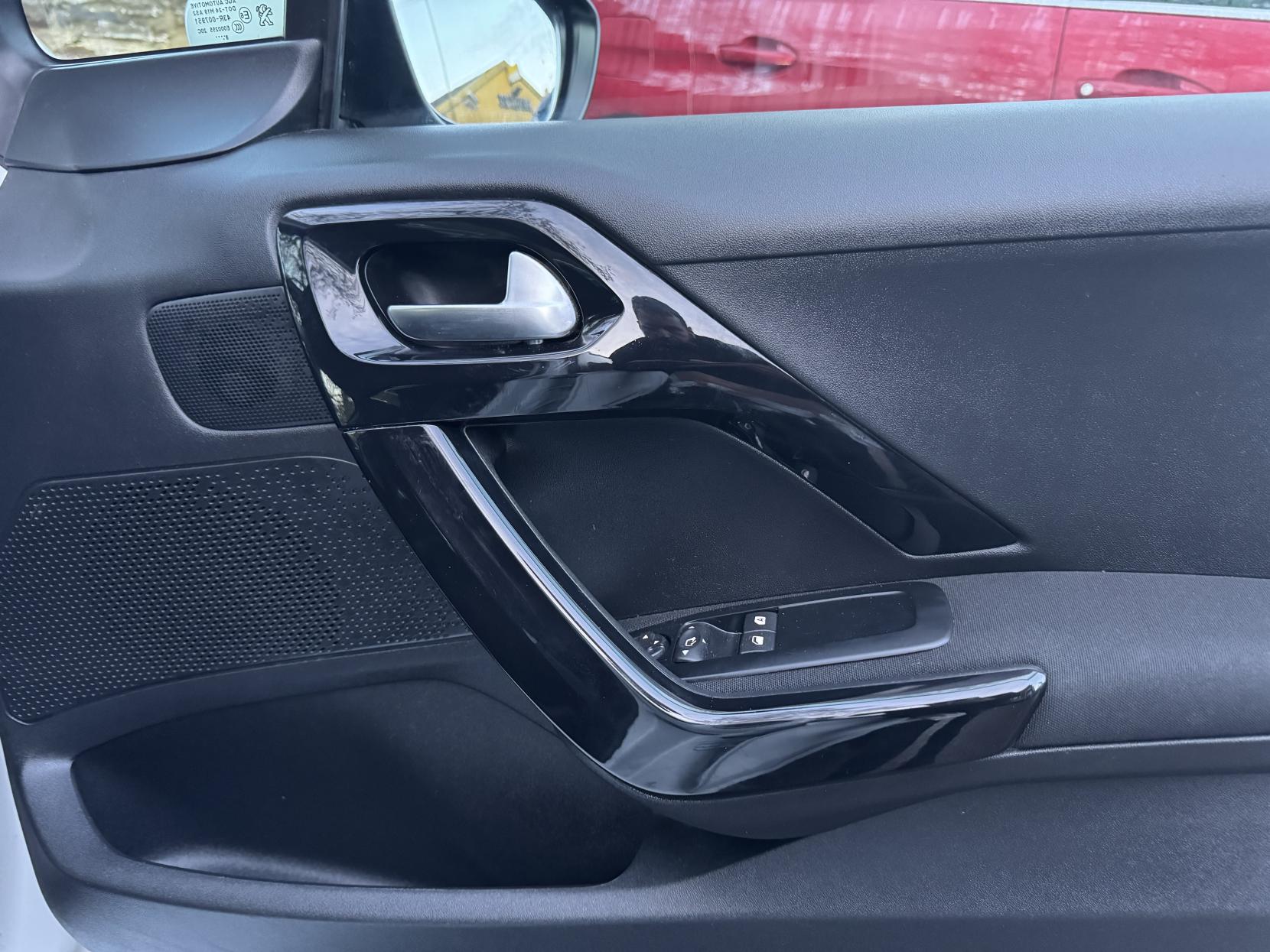 Peugeot 208 1.2 PureTech Signature Hatchback 5dr Petrol Manual Euro 6 (s/s) (82 ps)