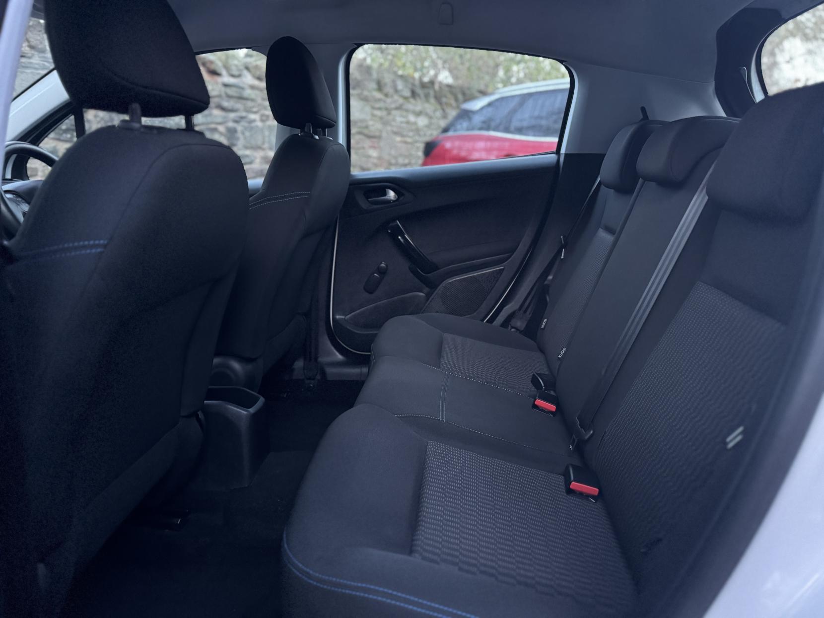 Peugeot 208 1.2 PureTech Signature Hatchback 5dr Petrol Manual Euro 6 (s/s) (82 ps)