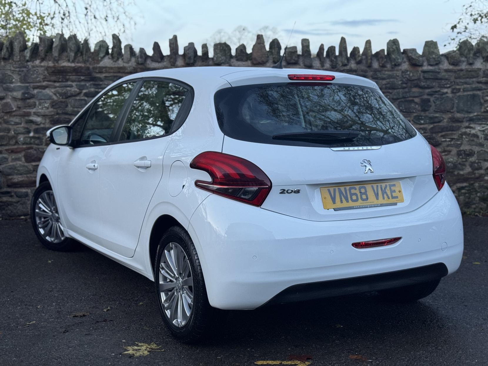 Peugeot 208 1.2 PureTech Signature Hatchback 5dr Petrol Manual Euro 6 (s/s) (82 ps)