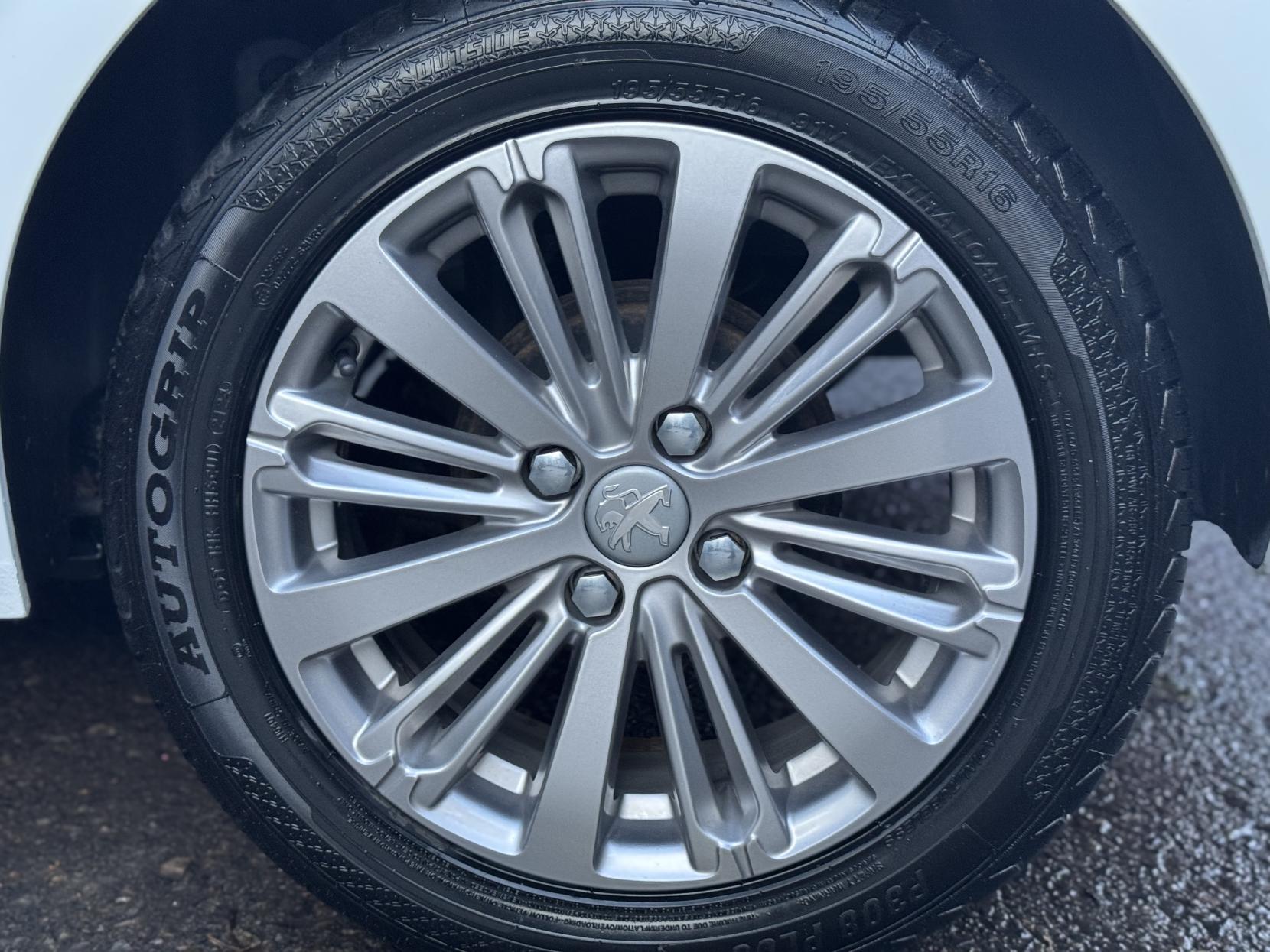 Peugeot 208 1.2 PureTech Signature Hatchback 5dr Petrol Manual Euro 6 (s/s) (82 ps)