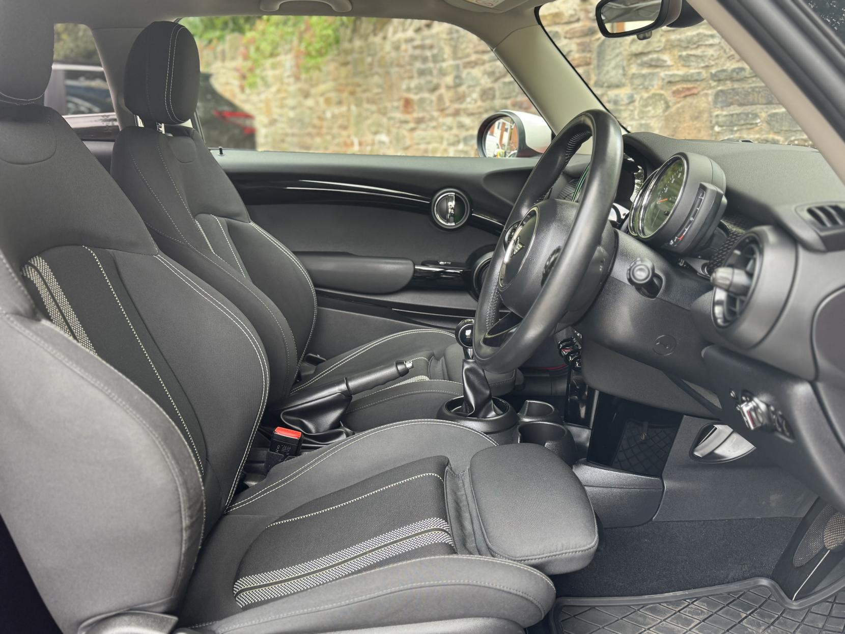 MINI Hatch 2.0 Cooper S Classic Hatchback 3dr Petrol Manual Euro 6 (s/s) (192 ps)