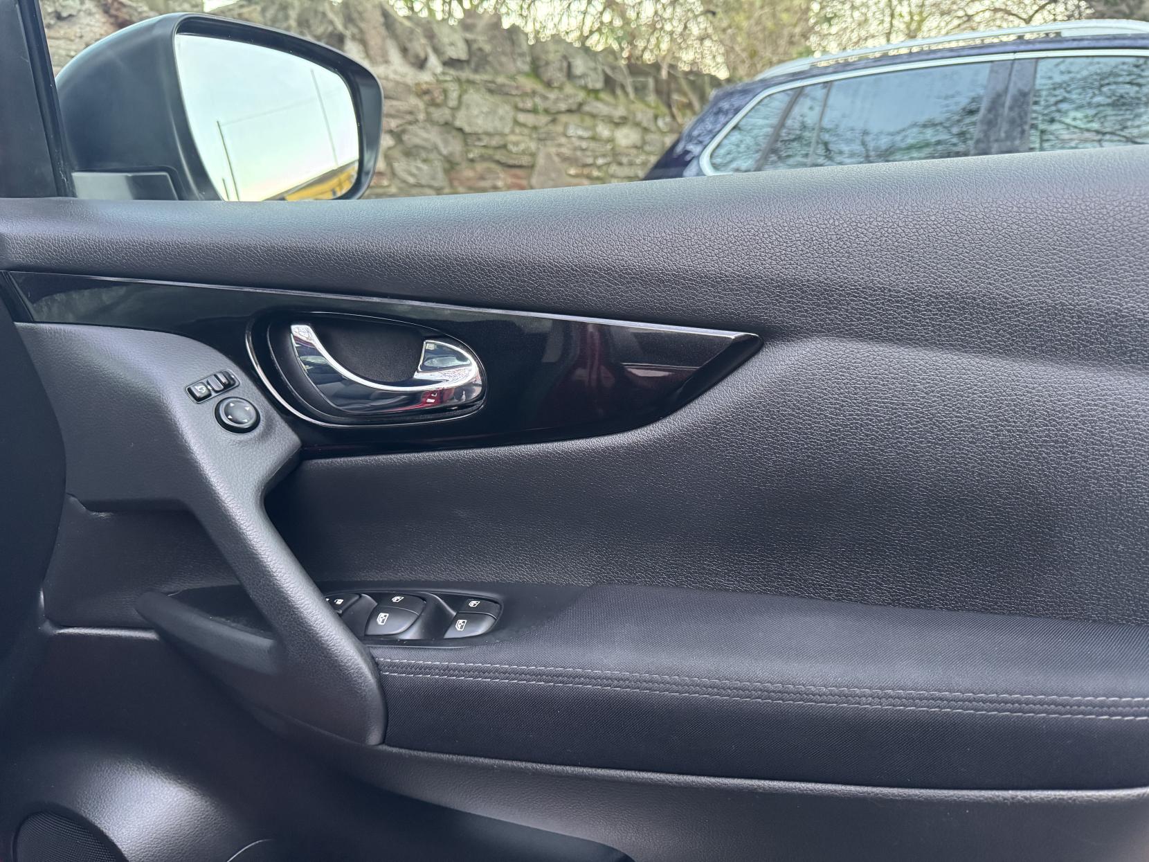 Nissan Qashqai 1.3 DIG-T N-Connecta SUV 5dr Petrol Manual Euro 6 (s/s) (140 ps)