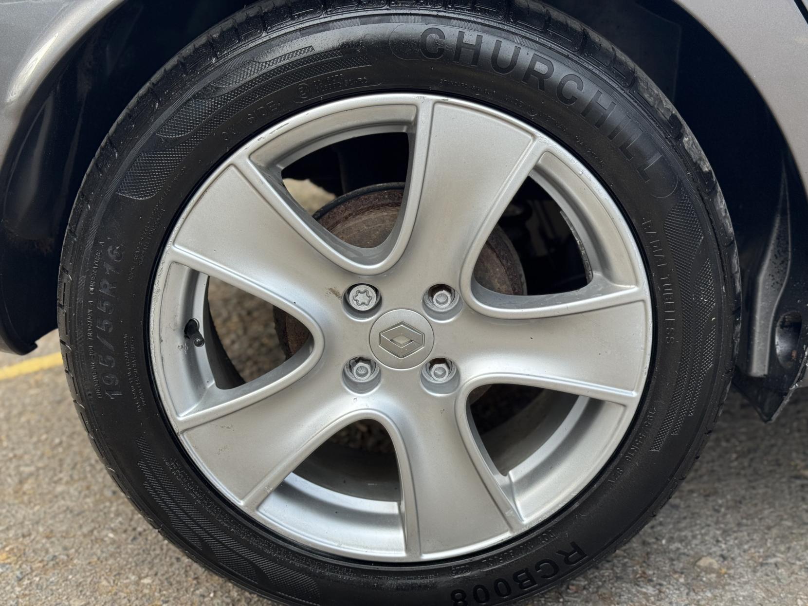 Renault Clio 1.2 16V Dynamique MediaNav Hatchback 5dr Petrol Manual Euro 5 (75 ps)