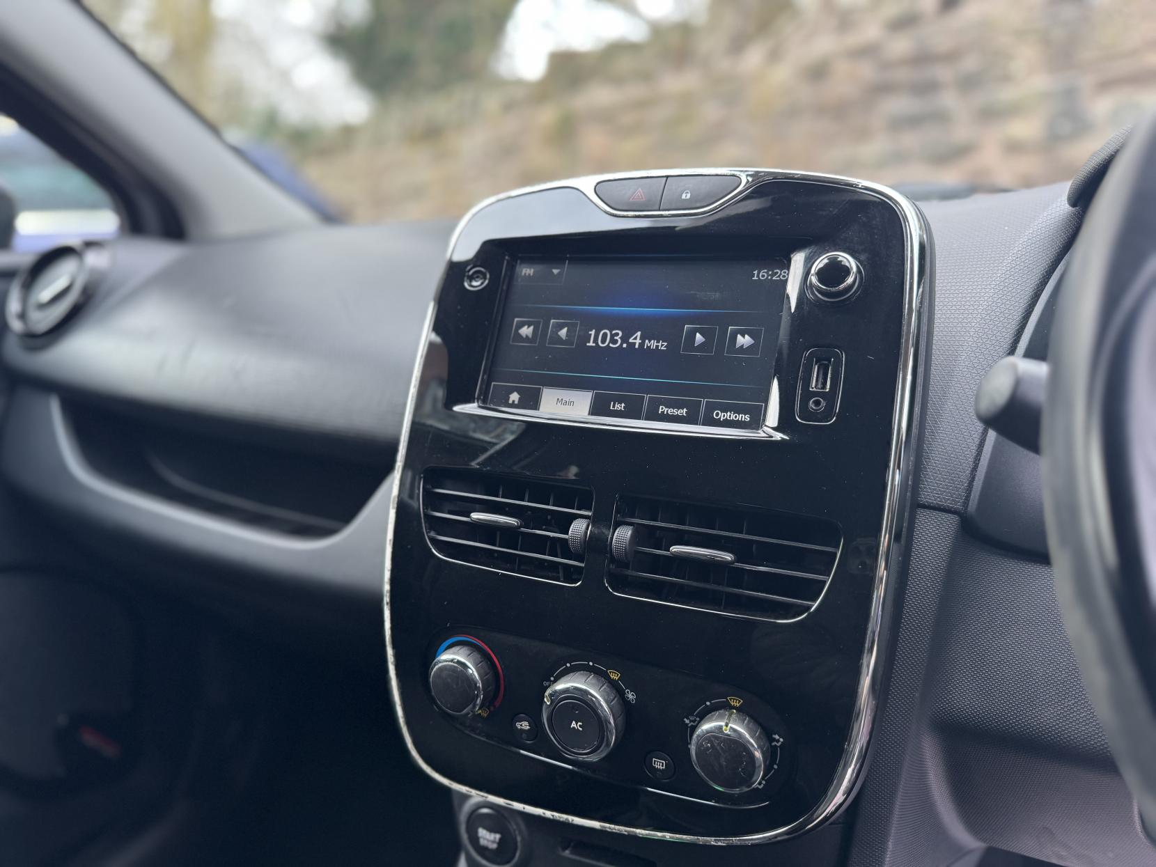 Renault Clio 1.2 16V Dynamique MediaNav Hatchback 5dr Petrol Manual Euro 5 (75 ps)