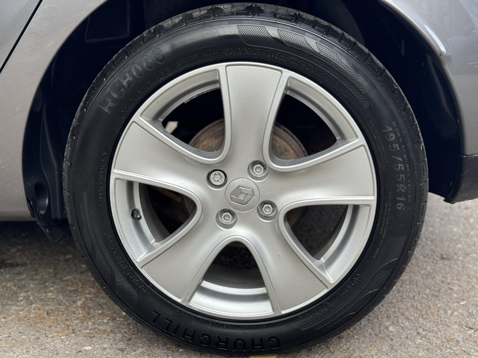 Renault Clio 1.2 16V Dynamique MediaNav Hatchback 5dr Petrol Manual Euro 5 (75 ps)