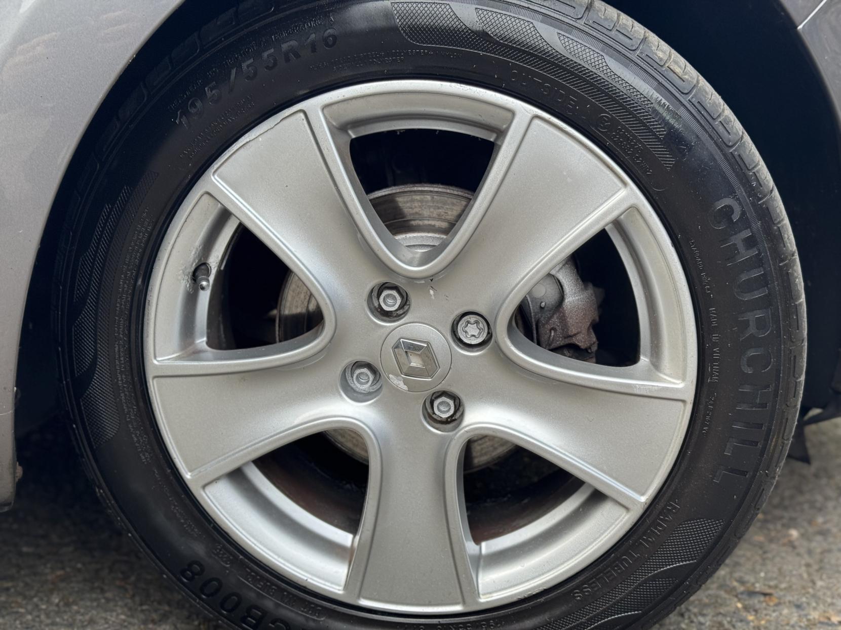 Renault Clio 1.2 16V Dynamique MediaNav Hatchback 5dr Petrol Manual Euro 5 (75 ps)