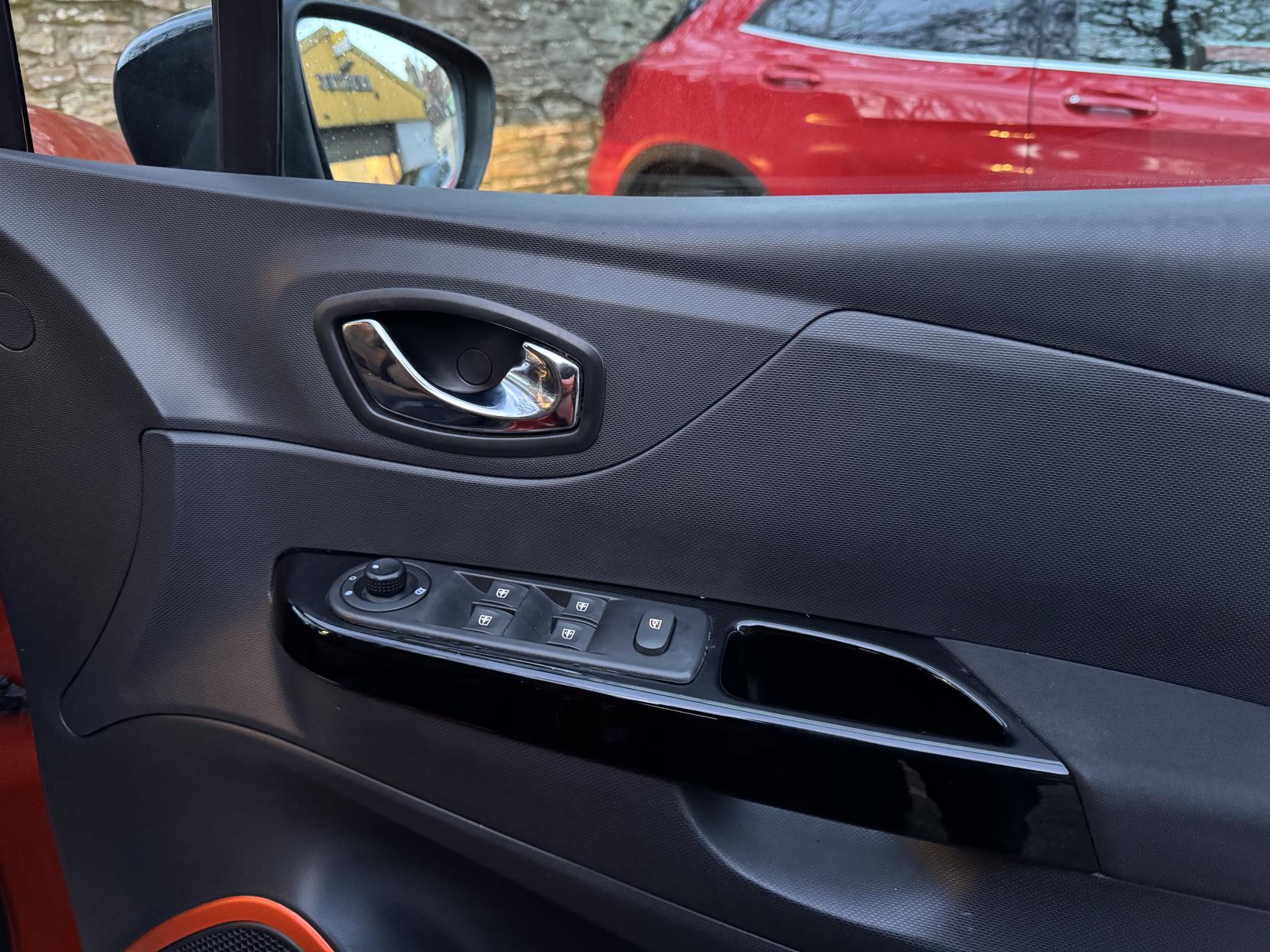 Renault Captur 0.9 TCe ENERGY Dynamique S MediaNav SUV 5dr Petrol Manual Euro 5 (s/s) (90 ps)