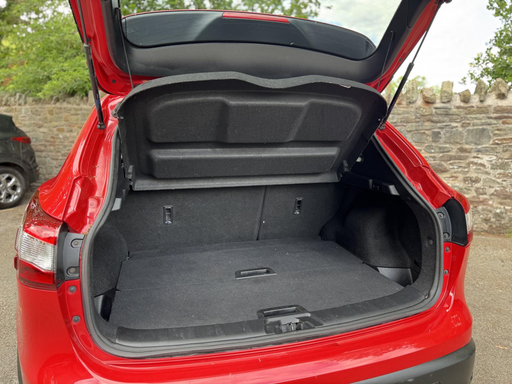 Nissan Qashqai 1.5 dCi Tekna SUV 5dr Diesel Manual 2WD Euro 6 (s/s) (110 ps)