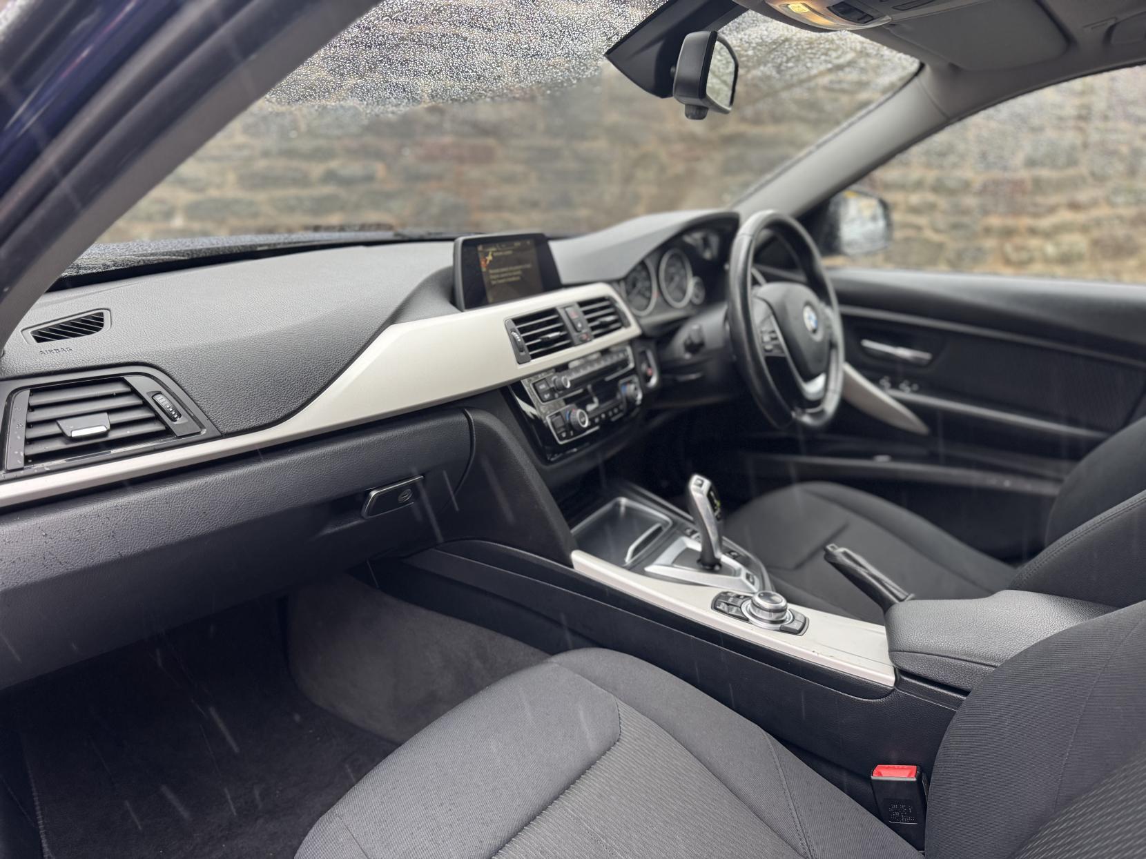 BMW 3 Series 2.0 330e 7.6kWh SE Saloon 4dr Petrol Plug-in Hybrid Auto Euro 6 (s/s) (252 ps)