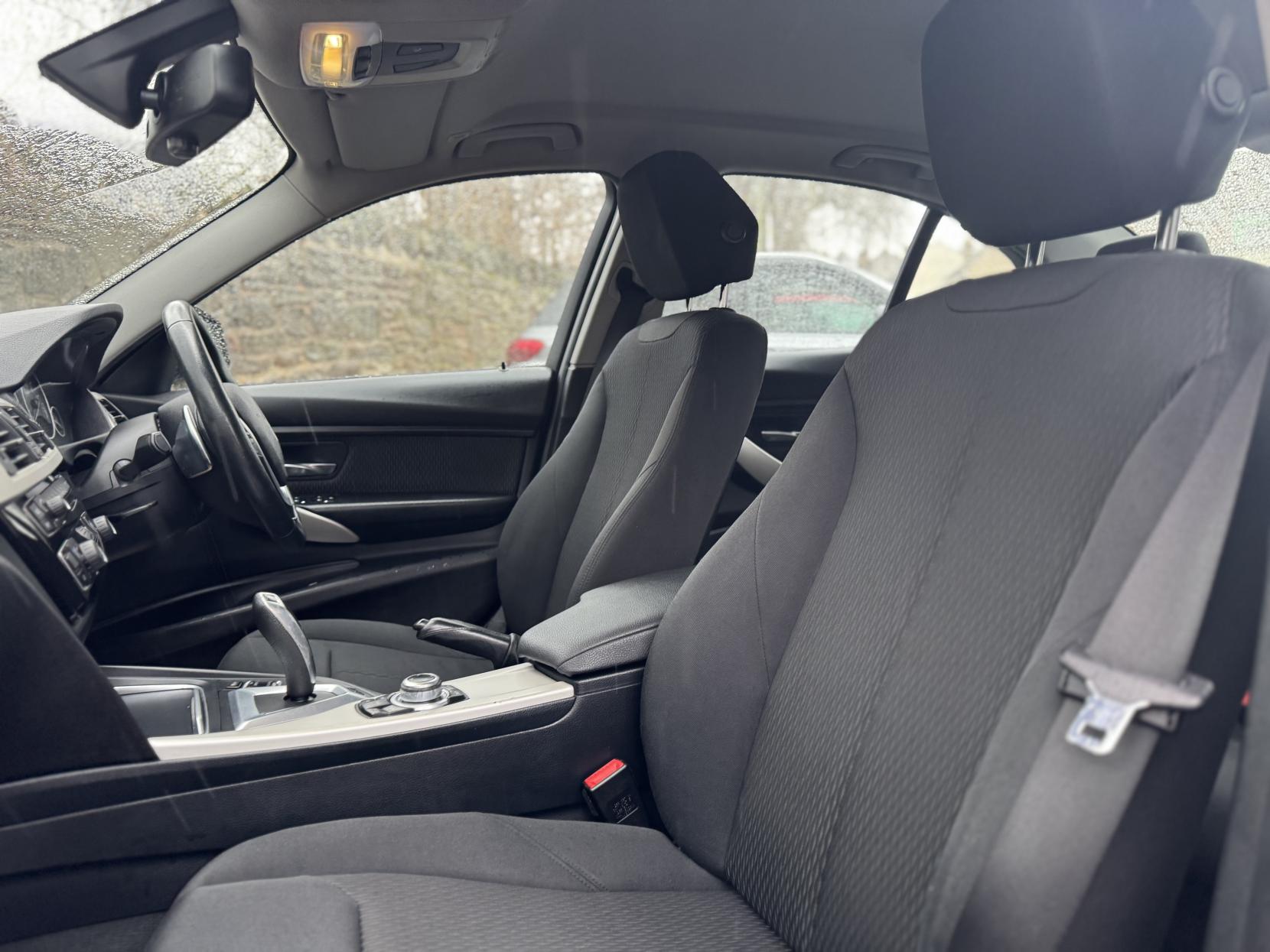 BMW 3 Series 2.0 330e 7.6kWh SE Saloon 4dr Petrol Plug-in Hybrid Auto Euro 6 (s/s) (252 ps)