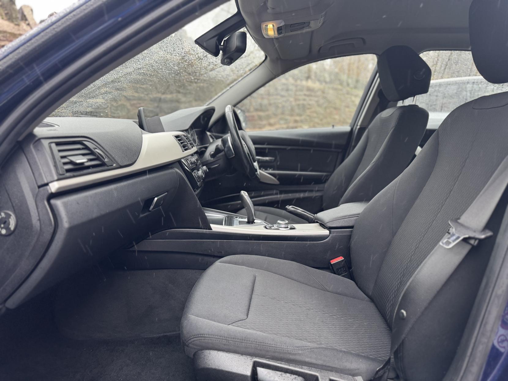 BMW 3 Series 2.0 330e 7.6kWh SE Saloon 4dr Petrol Plug-in Hybrid Auto Euro 6 (s/s) (252 ps)