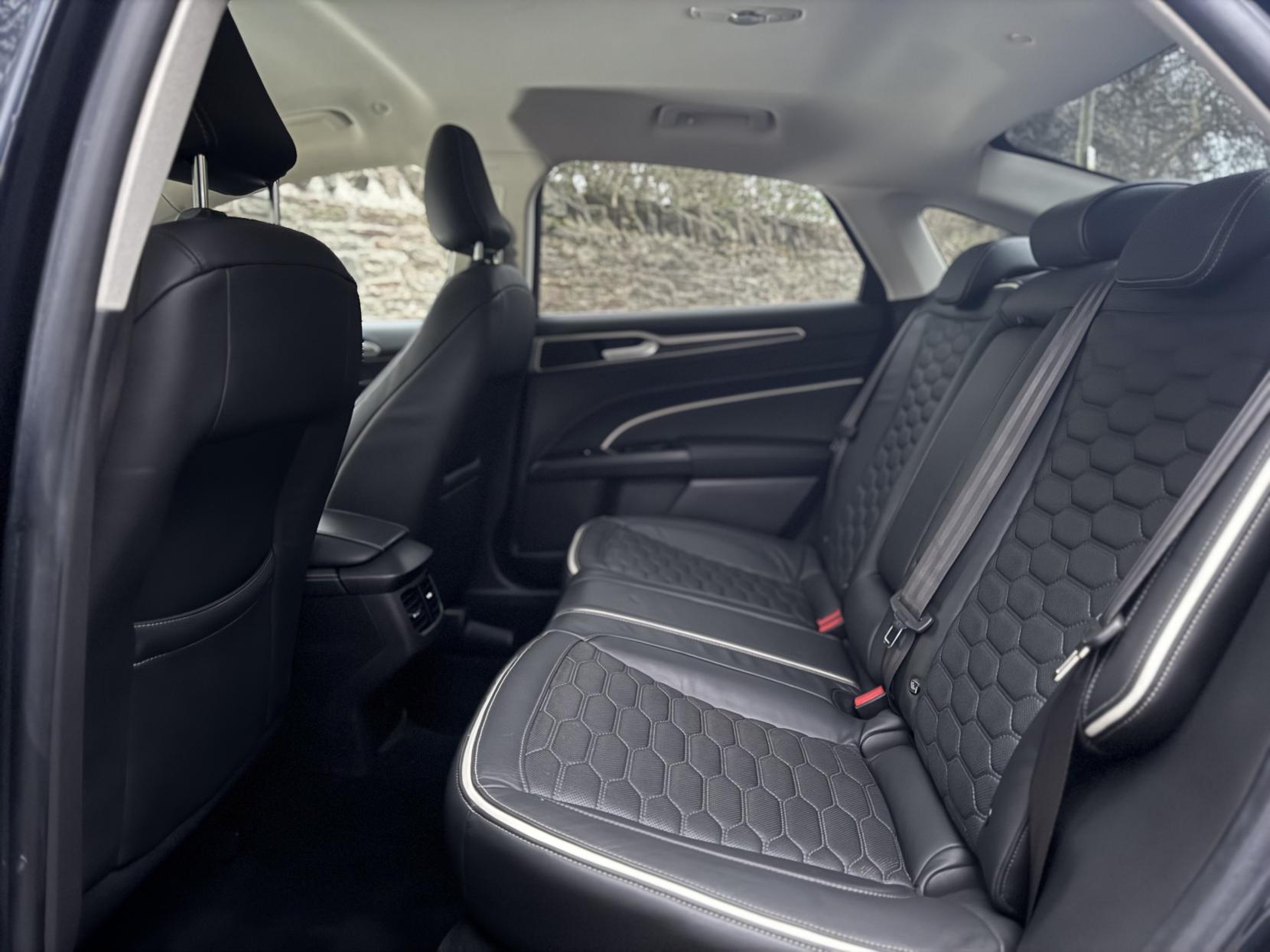 Ford Mondeo 2.0 TiVCT Vignale Saloon 4dr Petrol Hybrid CVT Euro 6 (s/s) (187 ps)