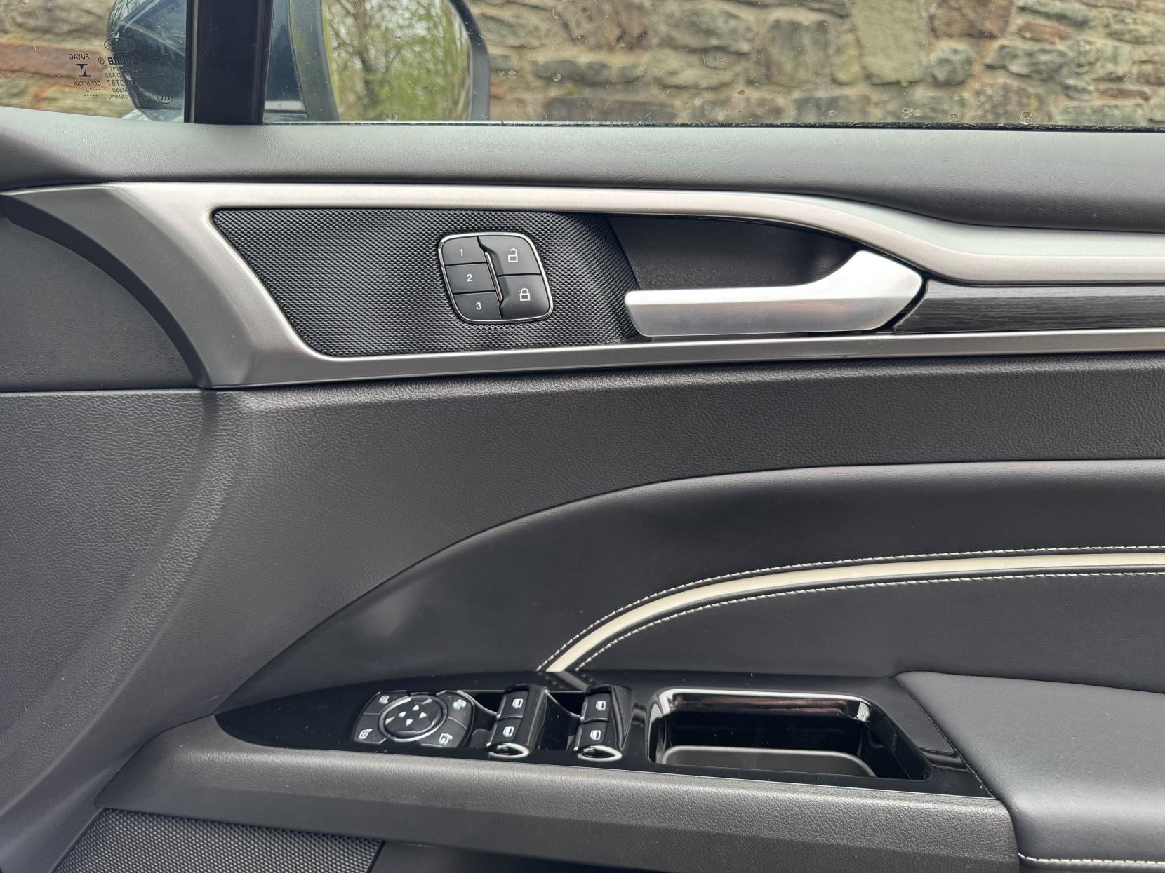 Ford Mondeo 2.0 TiVCT Vignale Saloon 4dr Petrol Hybrid CVT Euro 6 (s/s) (187 ps)