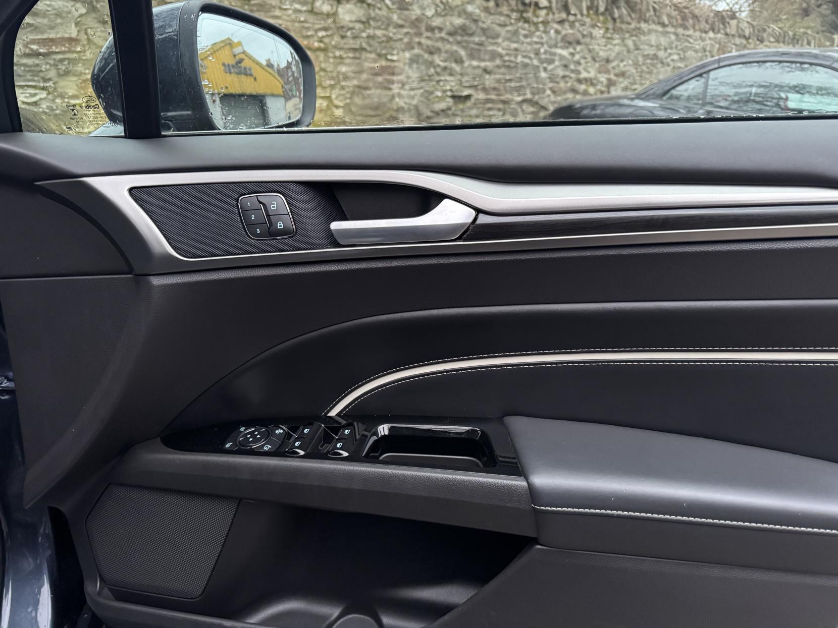 Ford Mondeo 2.0 TiVCT Vignale Saloon 4dr Petrol Hybrid CVT Euro 6 (s/s) (187 ps)