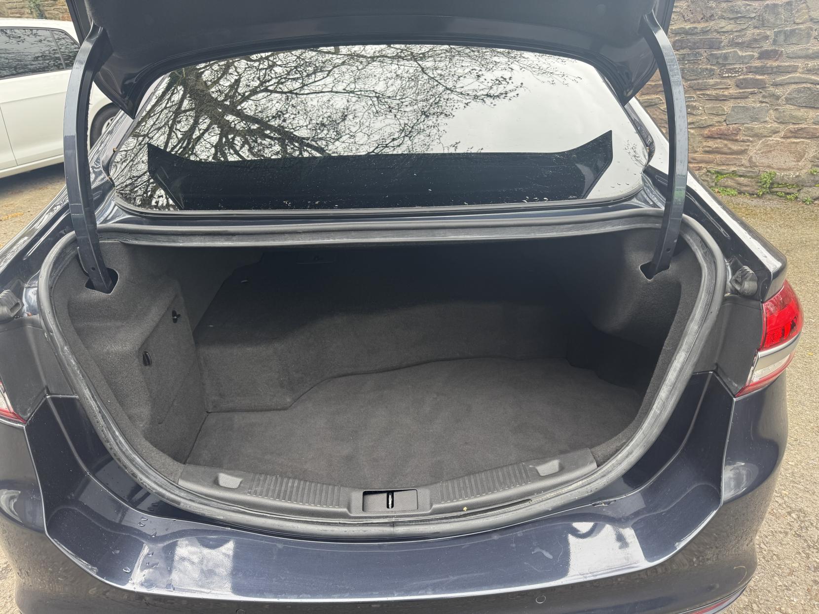 Ford Mondeo 2.0 TiVCT Vignale Saloon 4dr Petrol Hybrid CVT Euro 6 (s/s) (187 ps)