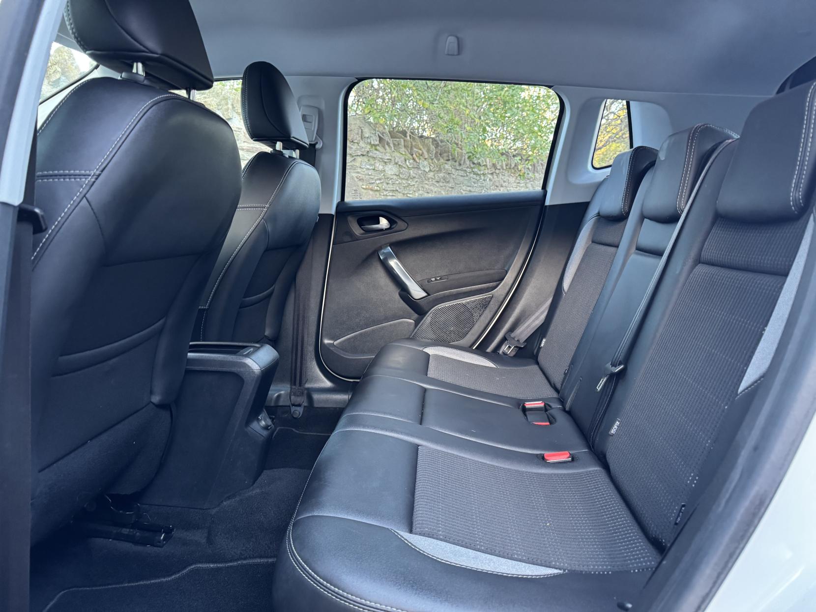 Peugeot 2008 1.6 e-HDi Allure SUV 5dr Diesel EGC Euro 5 (s/s) (92 ps)