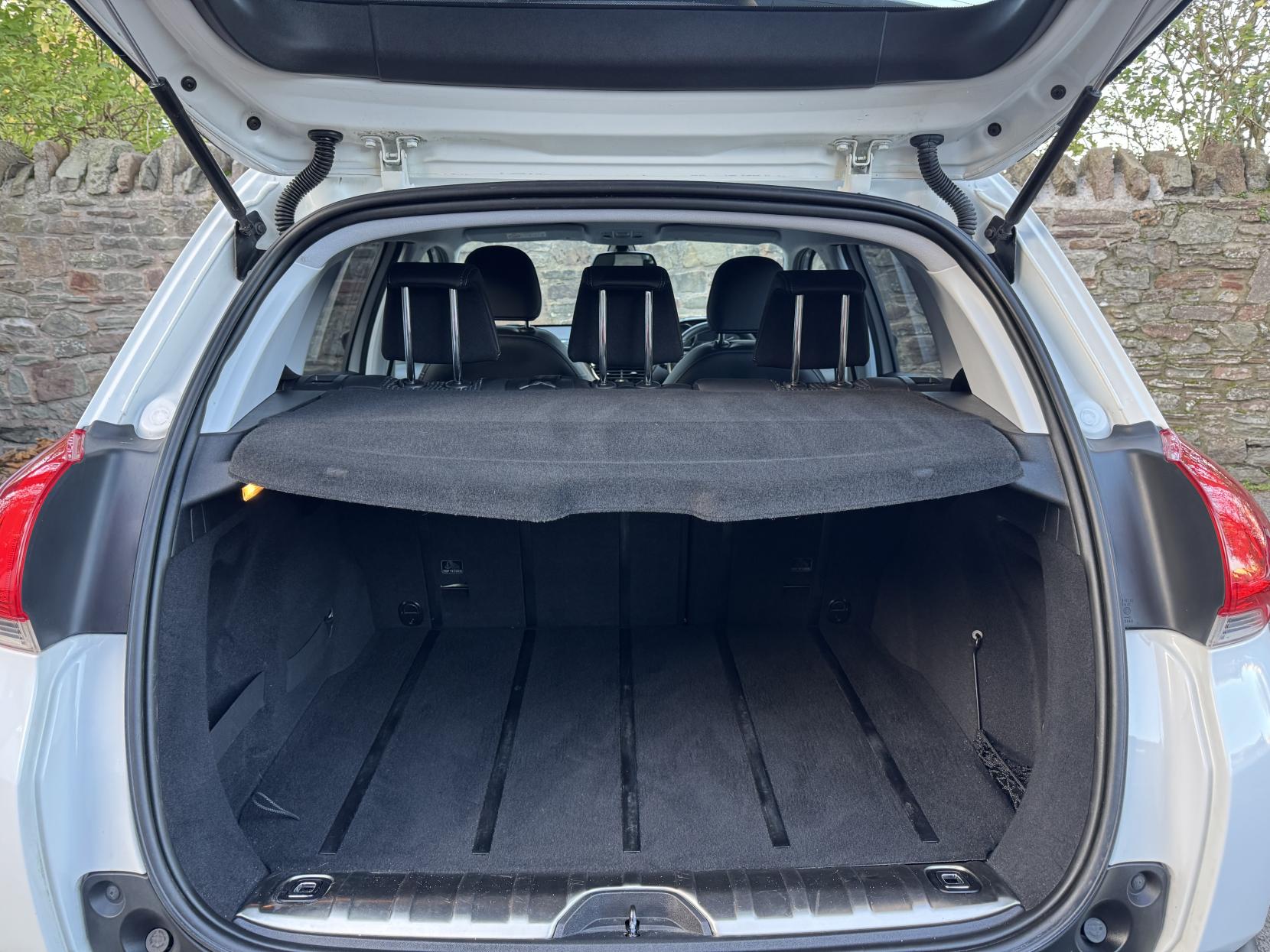 Peugeot 2008 1.6 e-HDi Allure SUV 5dr Diesel EGC Euro 5 (s/s) (92 ps)