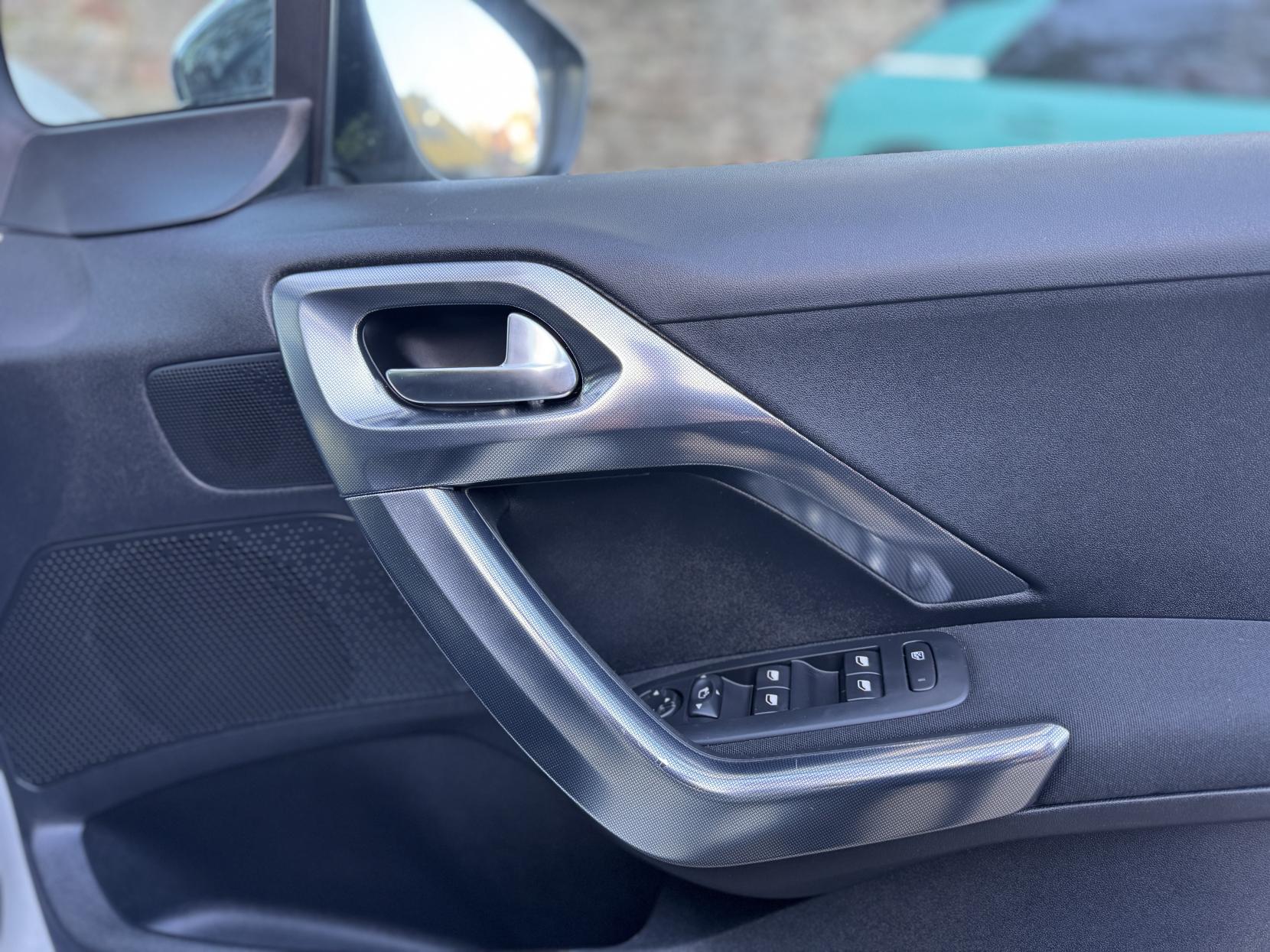 Peugeot 2008 1.6 e-HDi Allure SUV 5dr Diesel EGC Euro 5 (s/s) (92 ps)