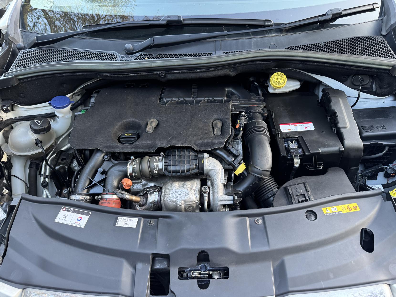 Peugeot 2008 1.6 e-HDi Allure SUV 5dr Diesel EGC Euro 5 (s/s) (92 ps)