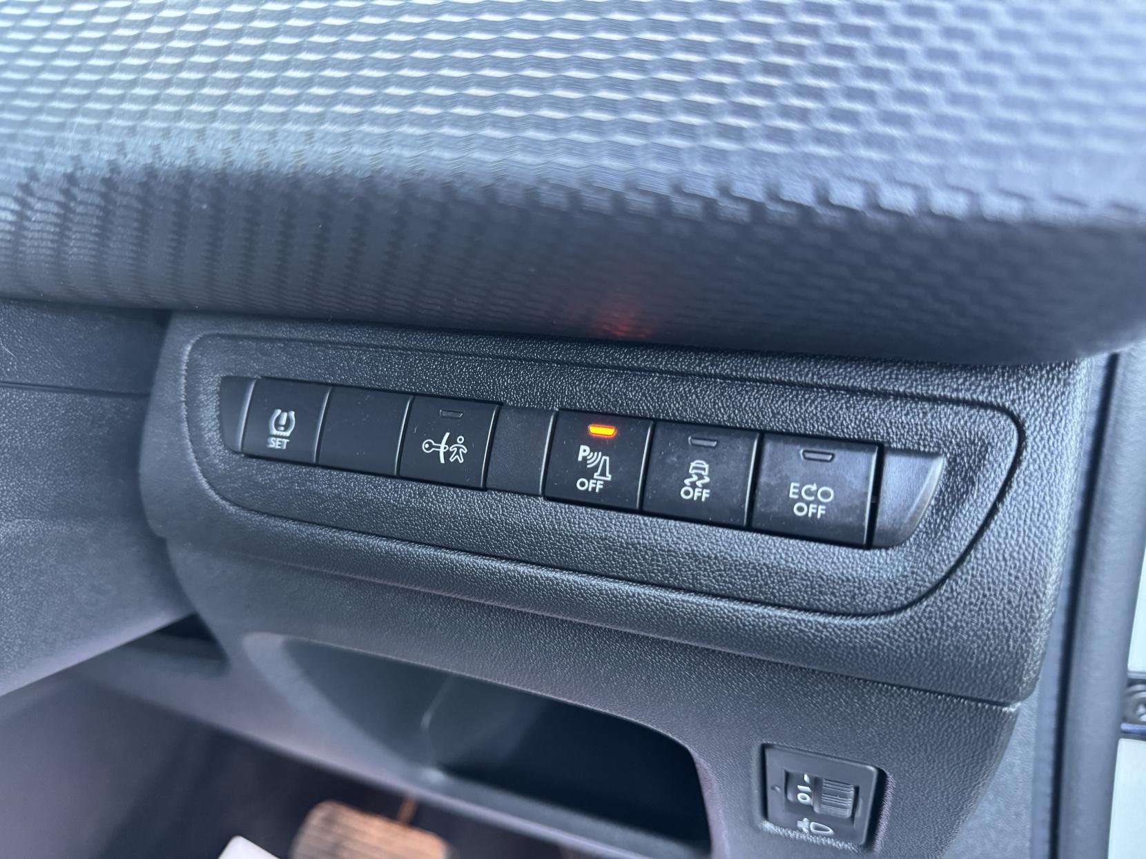 Peugeot 2008 1.6 e-HDi Allure SUV 5dr Diesel EGC Euro 5 (s/s) (92 ps)