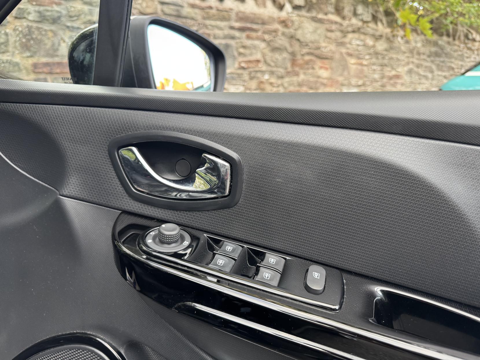 Renault Clio 0.9 TCe Dynamique S MediaNav Hatchback 5dr Petrol Manual Euro 5 (s/s) (90 ps)