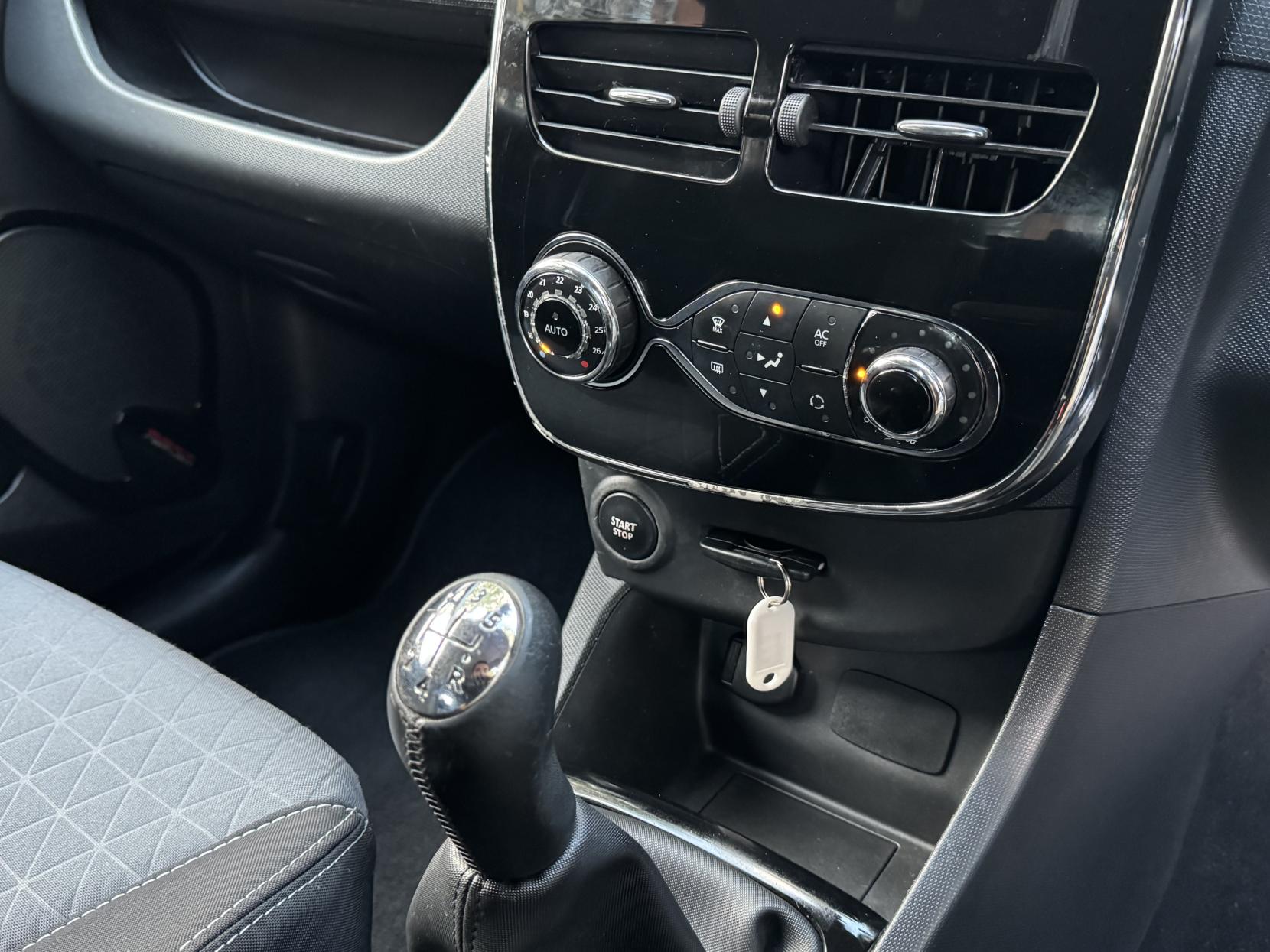 Renault Clio 0.9 TCe Dynamique S MediaNav Hatchback 5dr Petrol Manual Euro 5 (s/s) (90 ps)